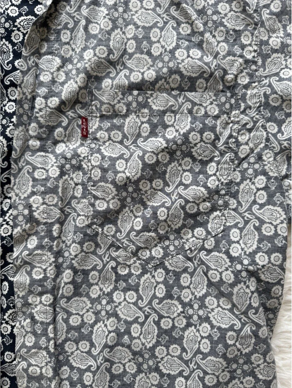 Levi’s Men Medium Paisley Floral Print Button Up Shirt gray white short sleeve